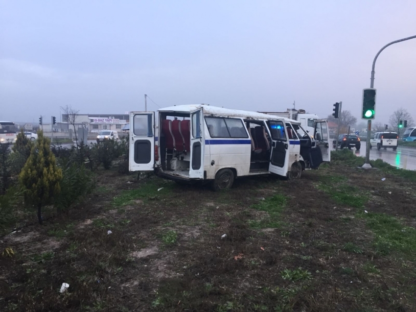 Manisa’da işçi servisi takla attı: 12 yaralı