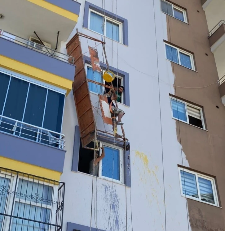 İskelenin halatı koptu, bir işçi ölümle burun buruna geldi
