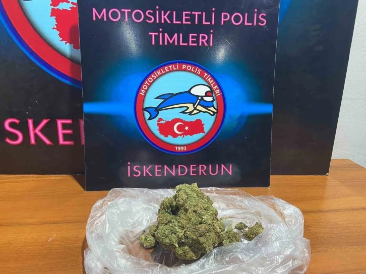 İskenderun’da 200 gram esrar bulunduran şüpheli yakalandı
