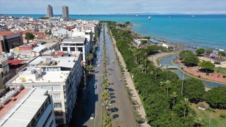 İskenderun'da su altında kalan sahil bandında tahliye çalışmaları sürdü