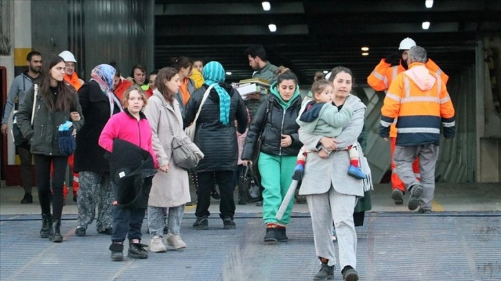 İskenderun'dan 21 depremzede gemiyle İzmir'e geldi