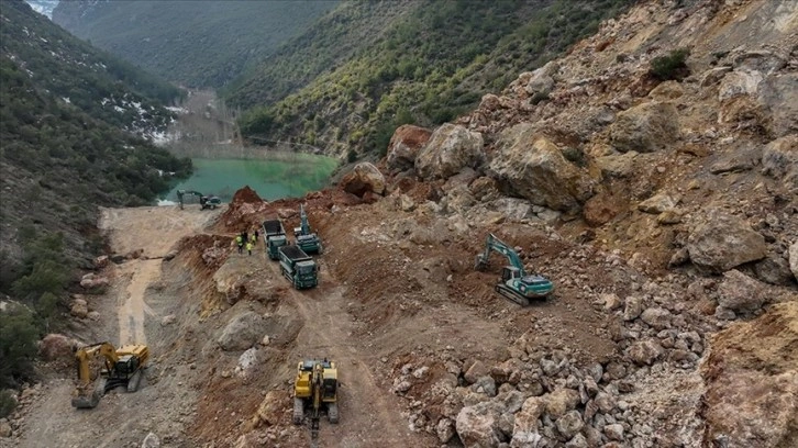 İslahiye'de heyelanla düşen dev kayalar depremin şiddetini yansıtıyor