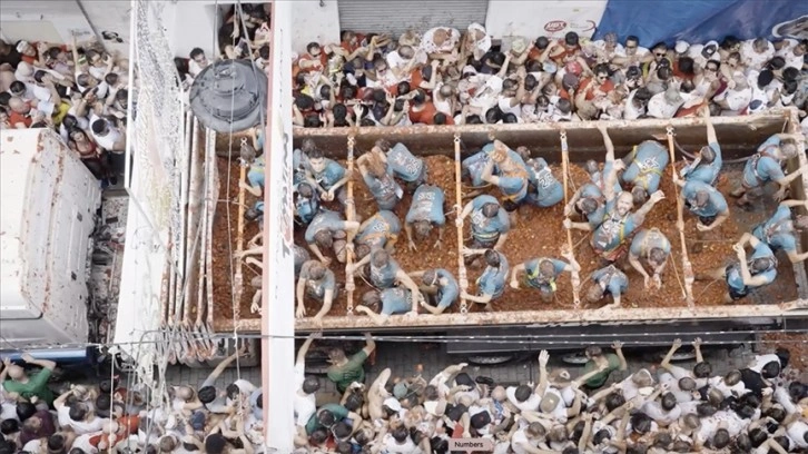 İspanya'daki "La Tomatina" festivalinde 120 ton domates havada uçuştu