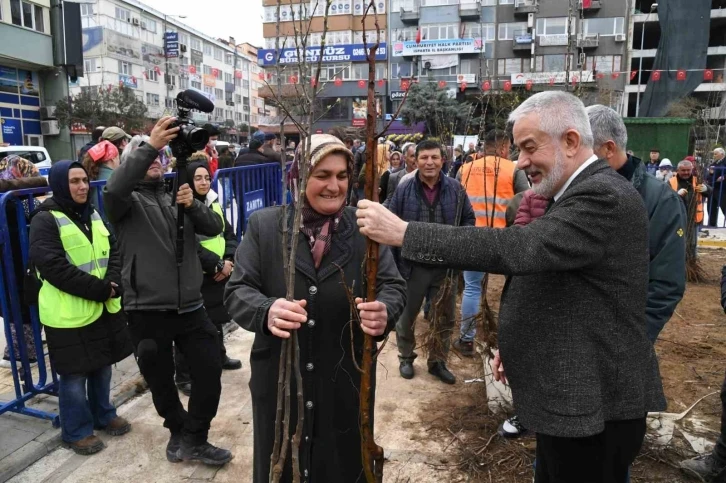 Isparta Belediyesi 1 haftada 62 bin meyve fidanı dağıttı
