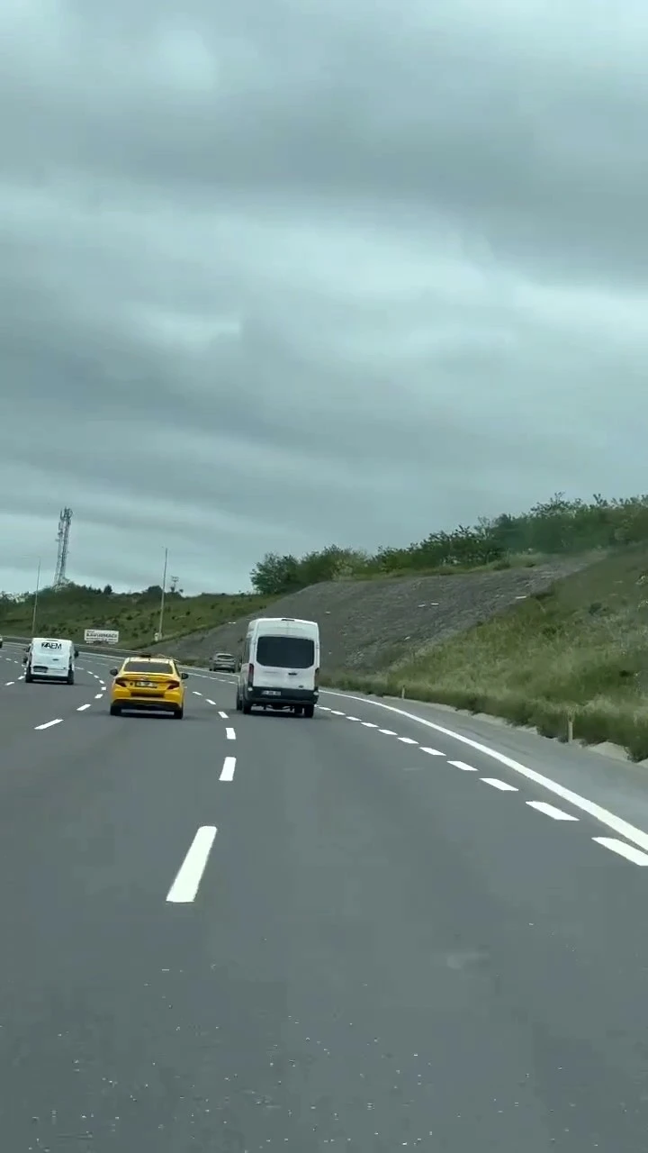 İstanbul’da aynaları kapalı şekilde trafikte seyretti
