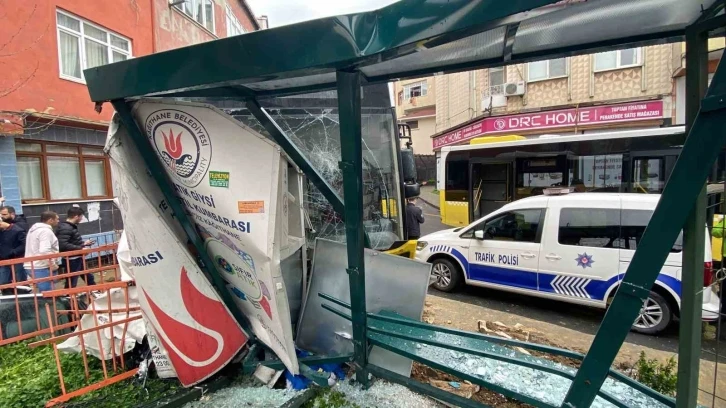 İstanbul’da halk otobüsü dehşeti: Önüne geleni sürükleyip durağa daldı
