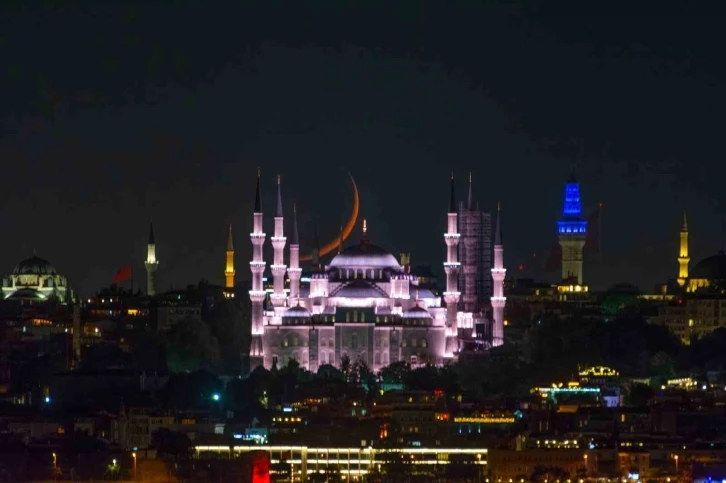 İstanbul’da hilal, Sultanahmet Camii ile buluştu
