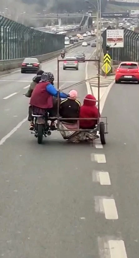 İstanbul’da motosiklet sürücülerinin ilginç anları kameraya yansıdı
