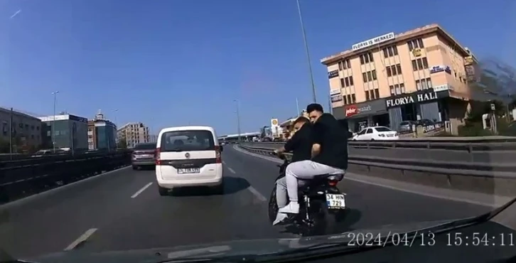 İstanbul’da motosiklet sürücüsü trafiği tehlikeye attı
