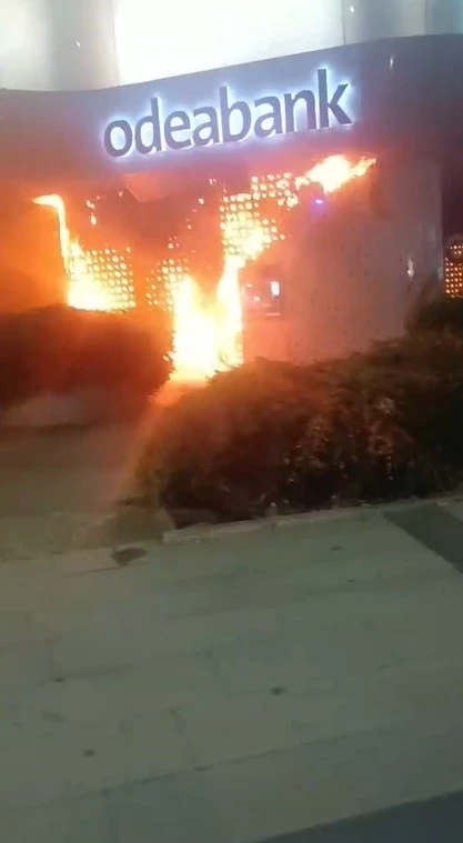 İstanbul’da Odeobank’ta korkutan yangın: ATM’de başlayan yangın diğer katlara sıçradı
