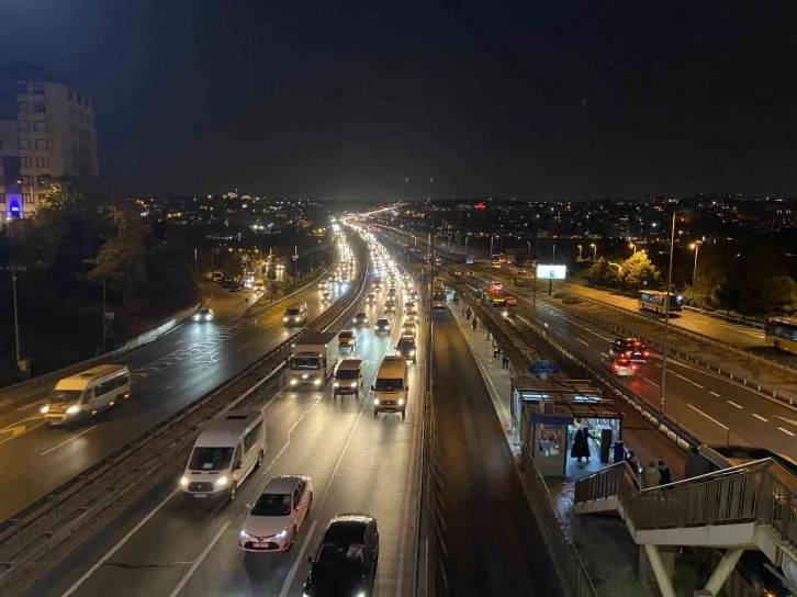 İstanbul’da okullar açıldı, trafik yoğunluğu başladı
