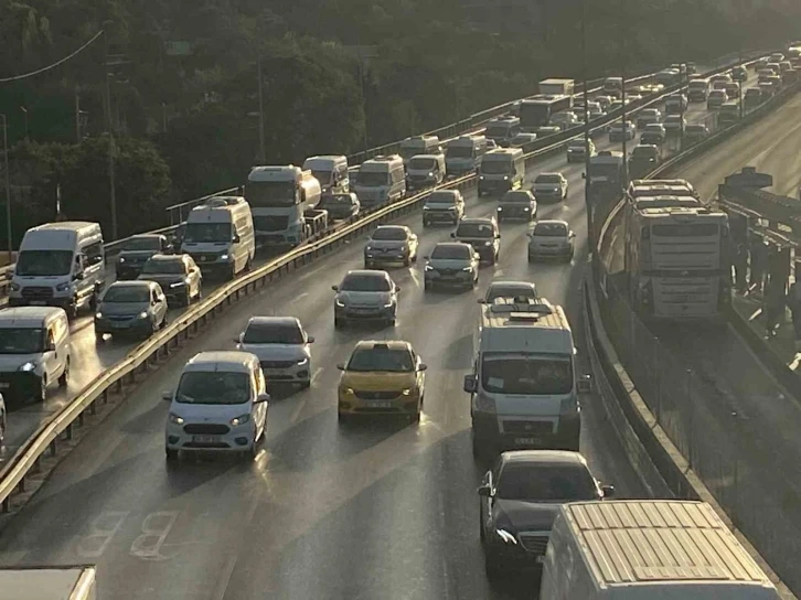 İstanbul’da okulların açılmasıyla trafik yoğunluğu arttı
