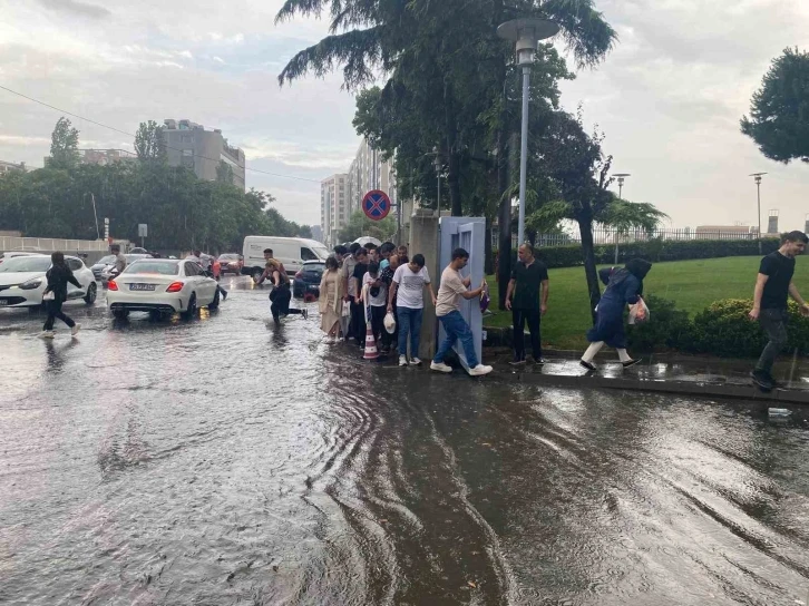 İstanbul’da sağanak yolları göle çevirdi, vatandaşlar zor anlar yaşadı