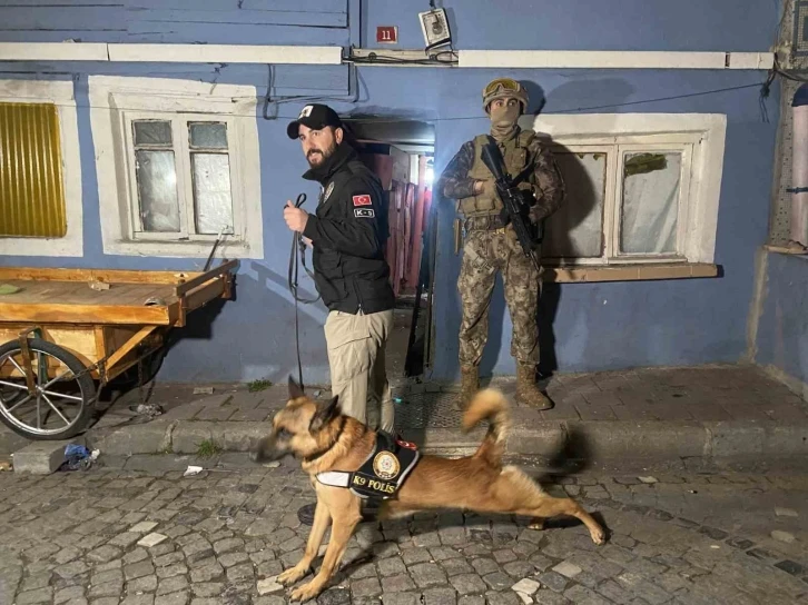 İstanbul’da uyuşturucu tacirlerine helikopter destekli eş zamanlı şafak operasyonu
