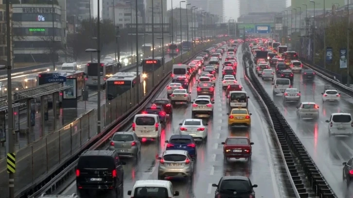 İstanbul’da yağmur nedeniyle trafik yoğunluğu yaşanıyor
