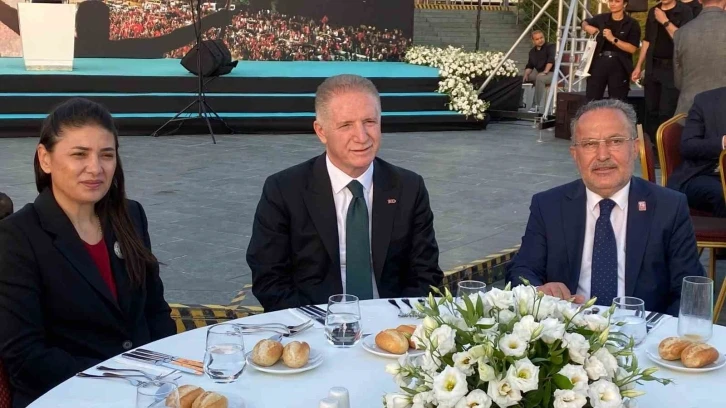 İstanbul Valisi Davut Gül, 15 Temmuz şehit aileleri onuruna düzenlenen programa katıldı
