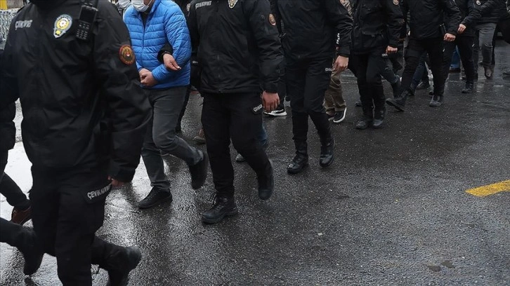 İstanbul'daki asayiş uygulamasında çeşitli suçlardan aranan 557 kişi gözaltına alındı