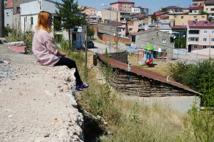 İstinat duvarı yapılmasını isteyen mahalle sakinlerinden belediyeye sert tepki: "Burası mahrumiyet bölgesi mi?"
