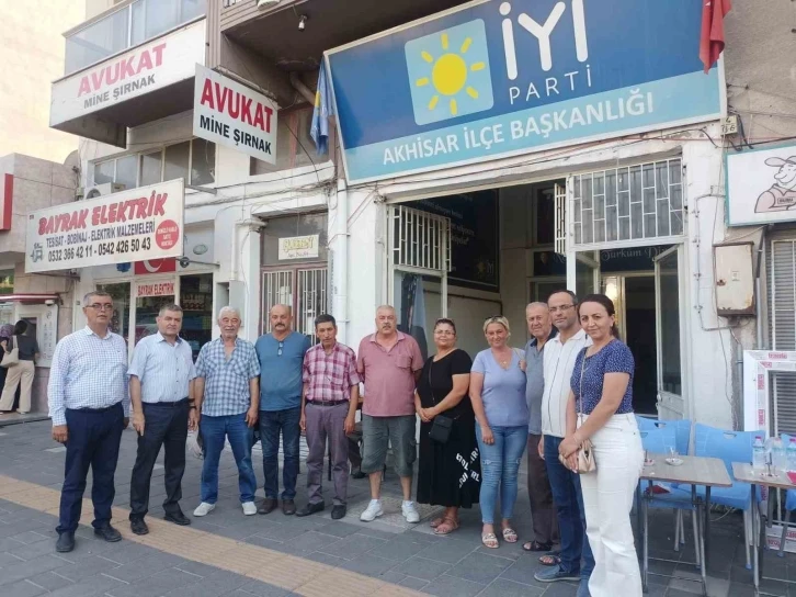 İYİ Parti Akhisar İlçe Teşkilatı yönetiminden 14 kişi istifa etti
