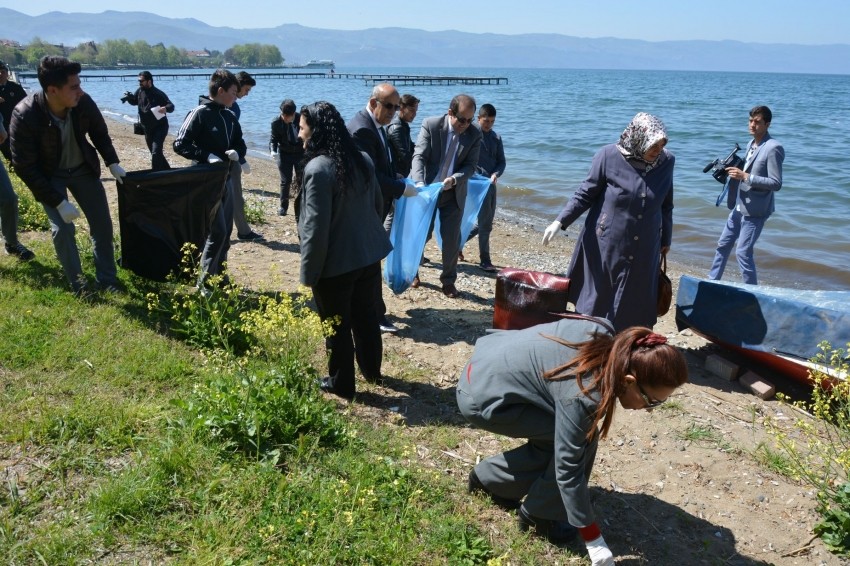 İznik gölü sahillerini temizlediler