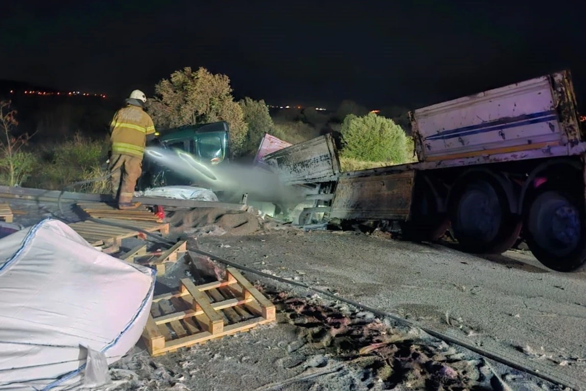 İzmir’de feci kaza: Önce ata sonra tıra çarptı, yanan araçtan sağ çıkamadı
