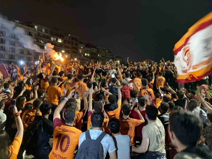 İzmir’de Galatasaray’ın şampiyonluğu coşkuyla kutlandı
