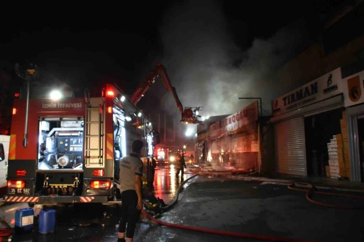 İzmir’de iş yerinde çıkan yangın yan depoya da sıçradı
