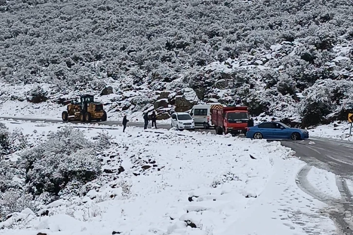 İzmir’de karda mahsur kalan araçlar kurtarıldı
