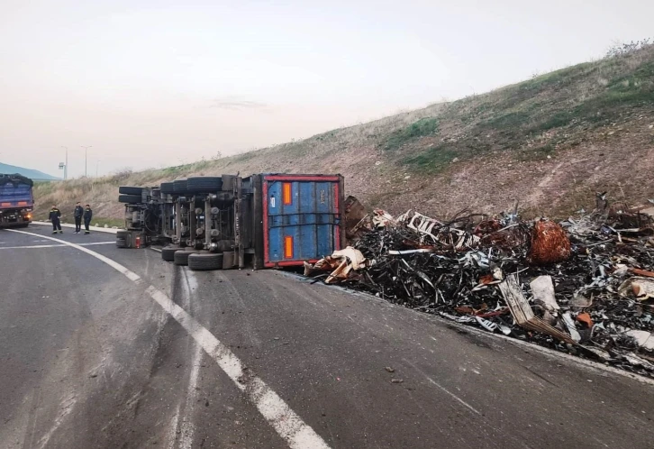 İzmir’de kontrolden çıkan hurda yüklü çekici devrildi
