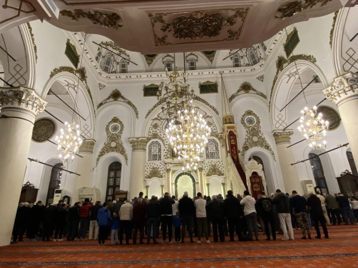 İzmir’de mübarek Ramazan ilk teravih ile başladı
