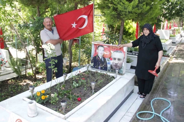 İzmir’de şehitliklerde buruk bayram arifesi
