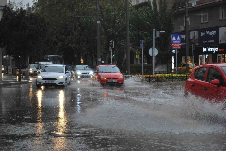 İzmir’i sağanak vurdu
