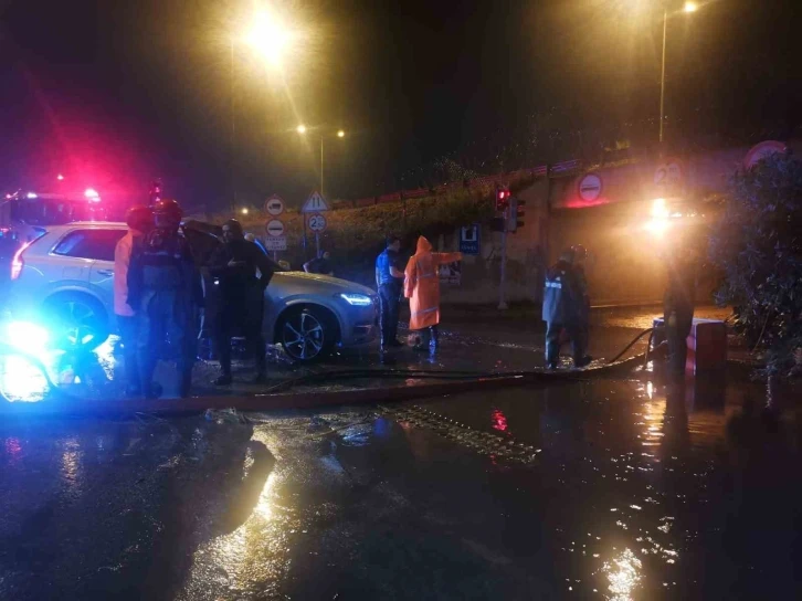 İzmir’i sel vurdu: Araçlar suya gömüldü, yol trafiğe kapatıldı
