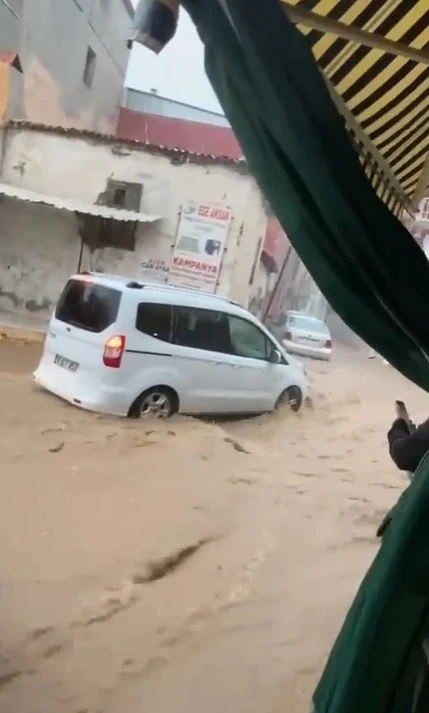 İzmir’i yine sağanak vurdu
