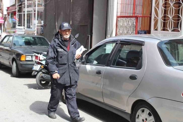 İzmir’in gönüllü polisi Sinan Amca
