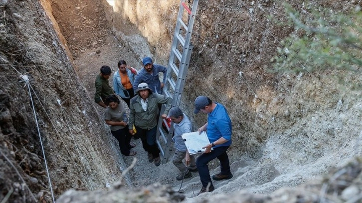 İzmir Kemalpaşa Fayı'nın deprem potansiyelinin tespiti için hendek kazılıyor