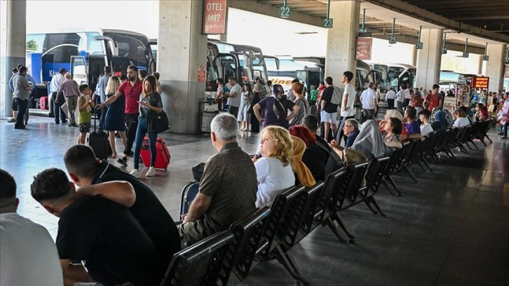 İzmir'de otobüs terminalinde bayram hareketliliği erken başladı