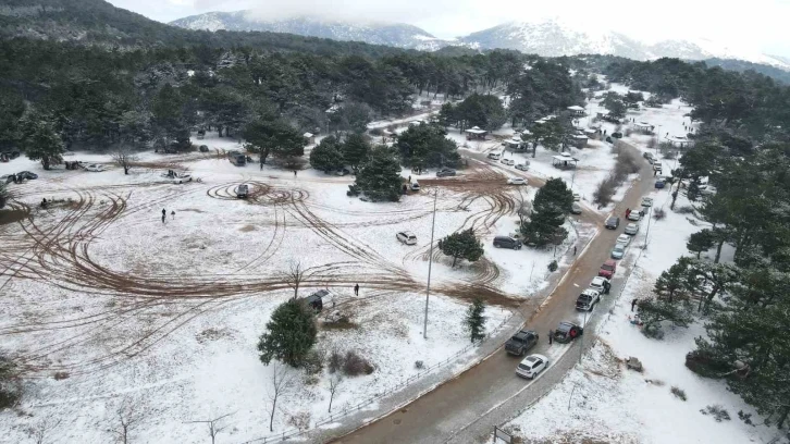 İzmirliler Manisa’nın Spil Dağına akın etti
