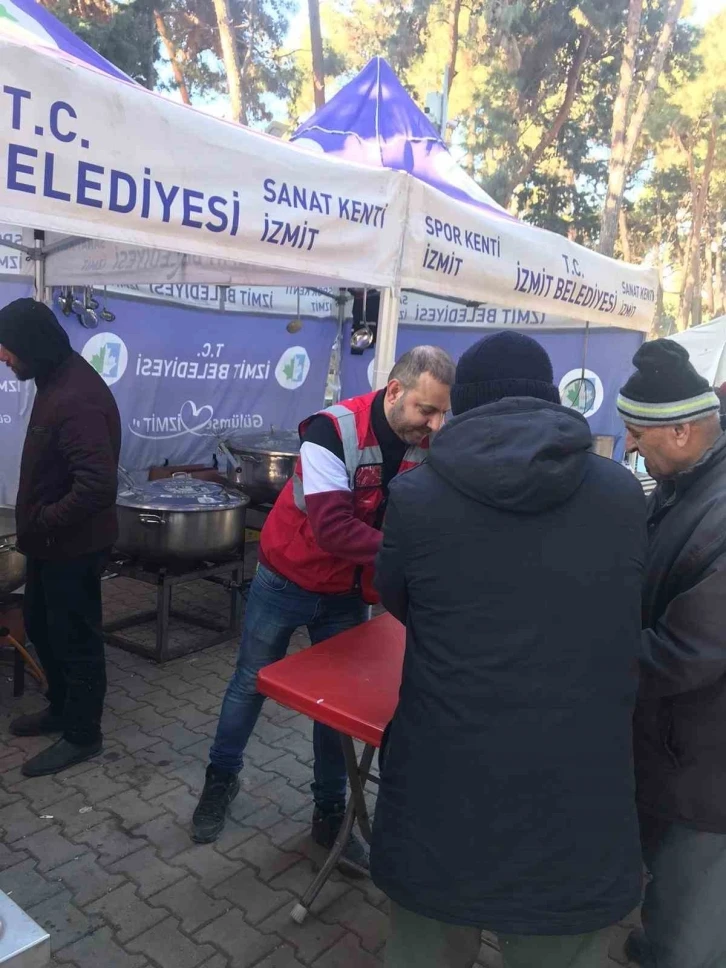 İzmit Belediyesi Aşevi, günde 7 bin kişiye sıcak yemek dağıtıyor
