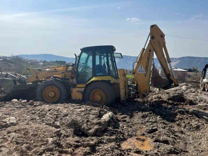 İzmit Belediyesi ekipleri, sel bölgesinde çamura saplanan iş makinesini kurtardı
