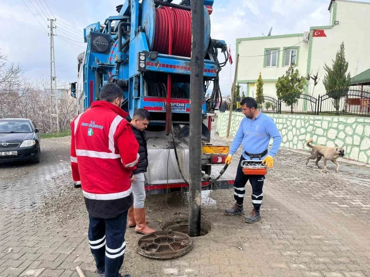 İzmit Belediyesi, selden etkilenen bölgelerde yaraları sarıyor
