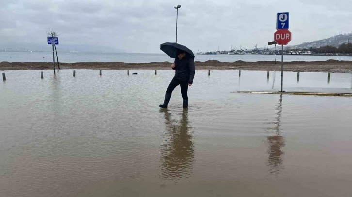 İzmit Körfez’inde kuvvetli rüzgar: Otoparkı su bastı
