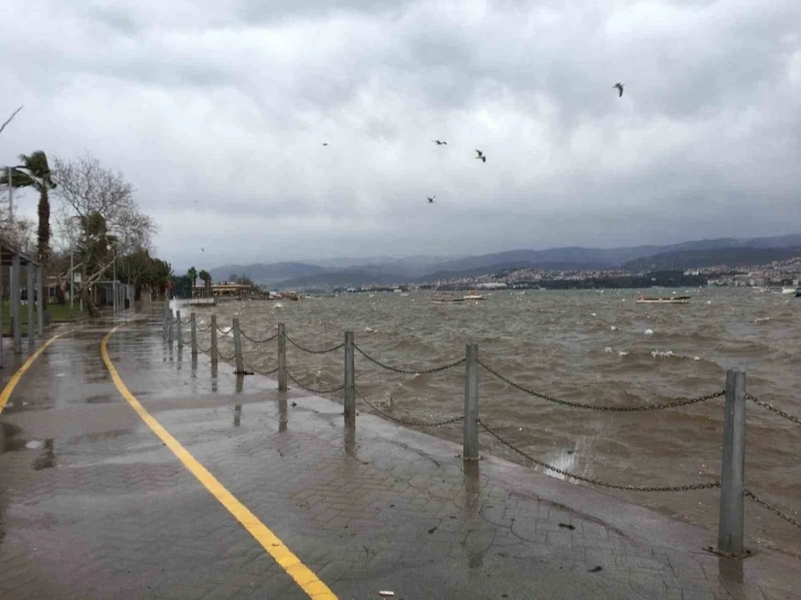 İzmit Körfezi’nde fırtına
