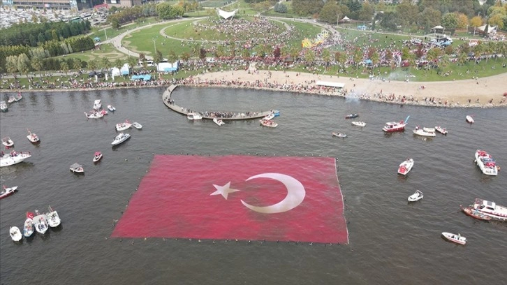 İzmit Körfezi'nde 1923 metrekarelik Türk bayrağı açıldı