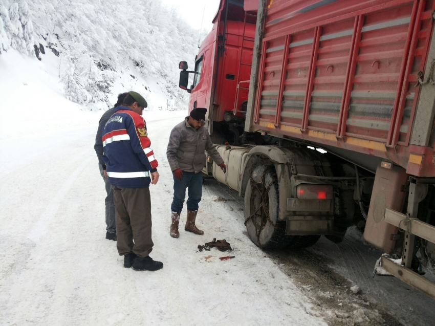 Bursa'da yolda kalan araçlara jandarmadan yardım