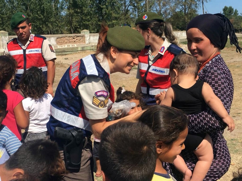 Bursa'da jandarma, mevsimlik işçileri unutmadı