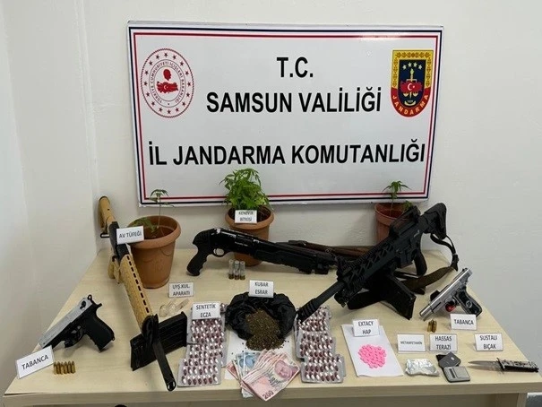 Jandarma 615 aranan şahsı yakaladı
