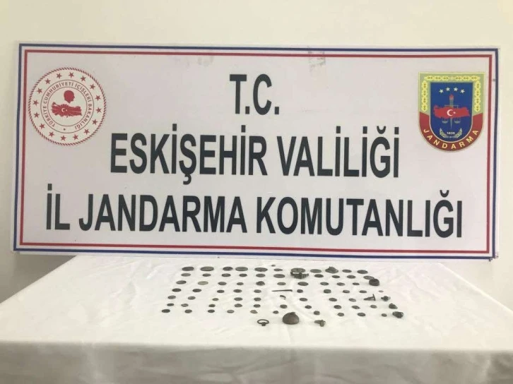 Jandarma 81 parça tarihi eseri satılmak üzereyken ele geçirdi
