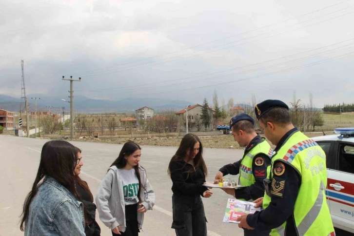 Jandarma bayram denetimini lokumlu ve kolonyalı yaptı
