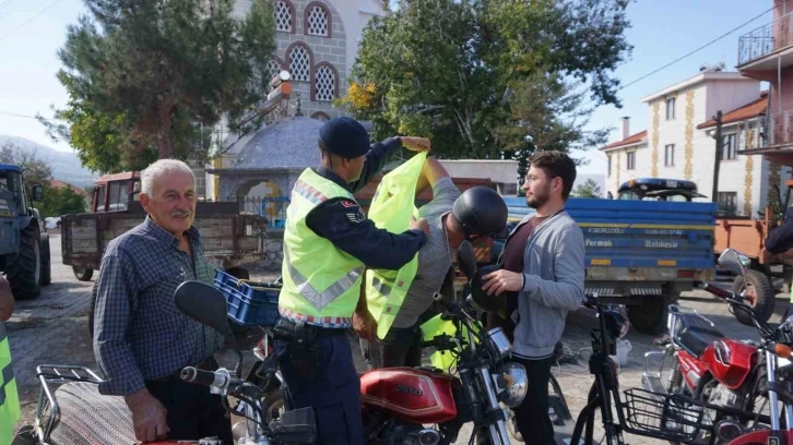 Jandarma ekipleri vatandaşlara kask ve reflektör dağıttı
